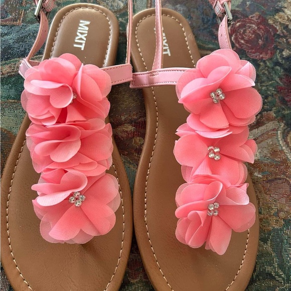 These sandals are so cute. Size 8.5/9 - Picture 5 of 5